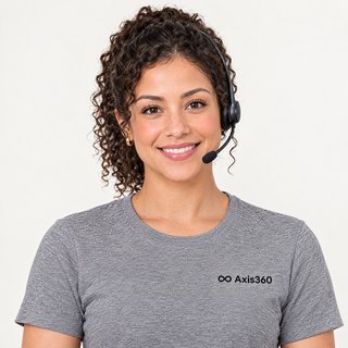 Camila, do time de atendimento do Axis360, de camiseta cinza com a marca.